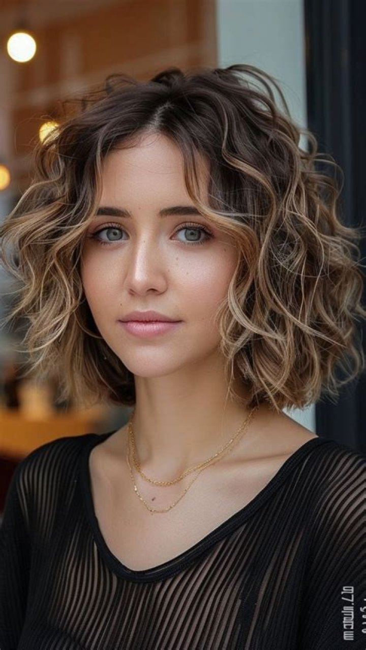 Short Wavy Hairstyles for Long Faces: The Ultimate Guide