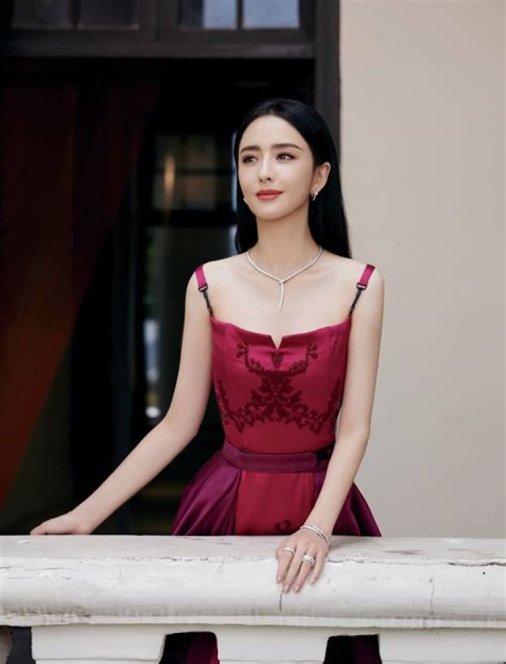 Tong Liya: The Rising Star of Chinese Entertainment